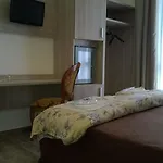 Oasis Hotel *