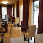 Oasis Hotel *