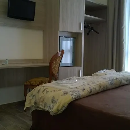 Oasis Hotel *