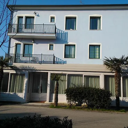 Hotel Oasis *